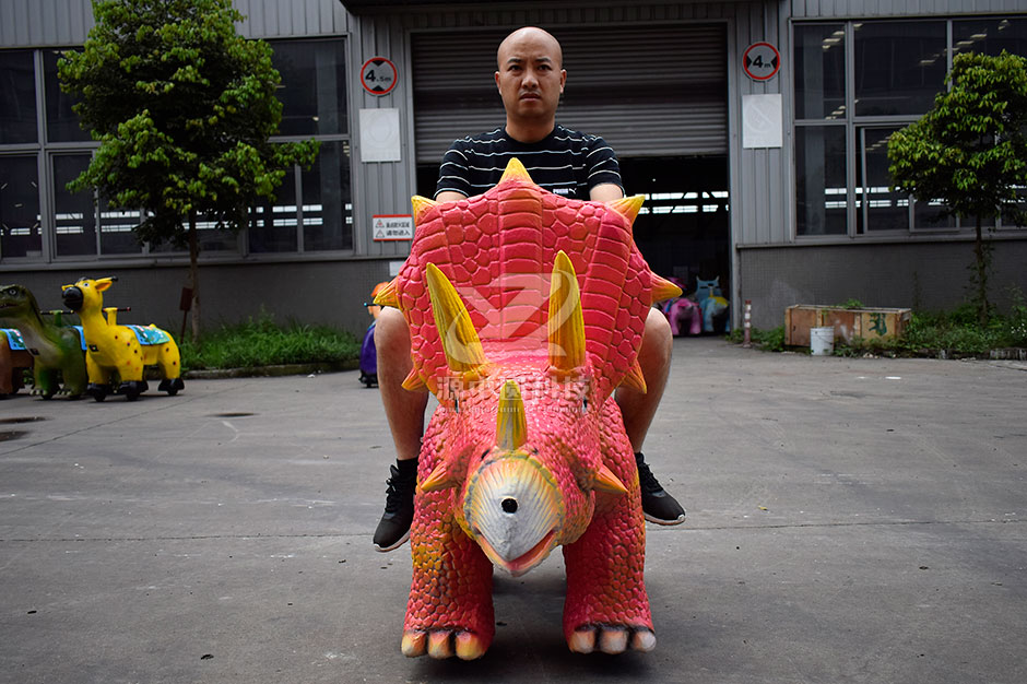 三角恐龍恐龍車，商場騎的三角龍，三角龍童車