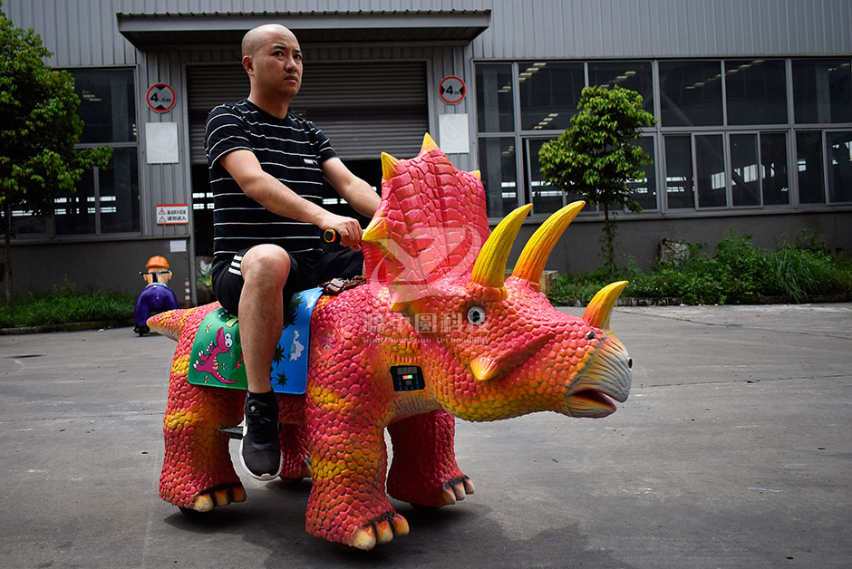 三角恐龍恐龍車，商場騎的三角龍，三角龍童車