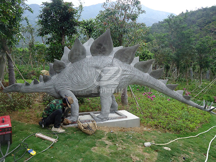 水泥雕塑劍龍制作，水泥恐龍制作