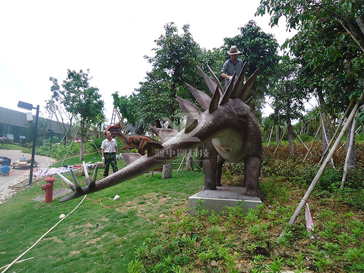 水泥雕塑劍龍制作，水泥恐龍制作